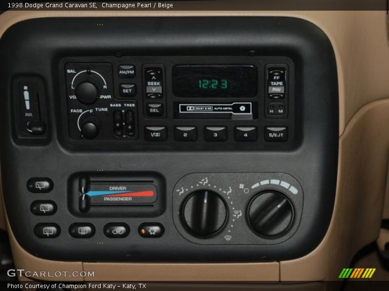 Champagne Pearl / Beige 1998 Dodge Grand Caravan SE
