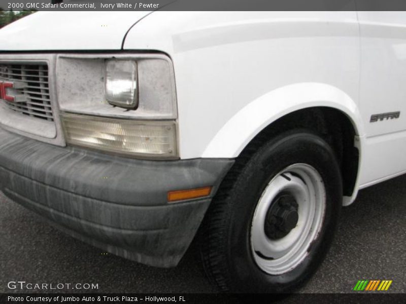 Ivory White / Pewter 2000 GMC Safari Commercial