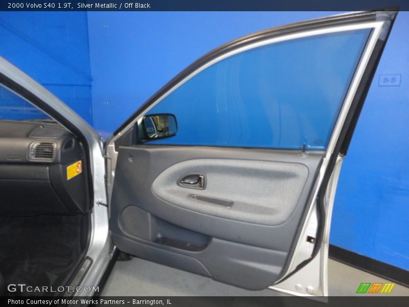 Silver Metallic / Off Black 2000 Volvo S40 1.9T