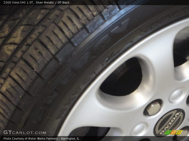 Silver Metallic / Off Black 2000 Volvo S40 1.9T