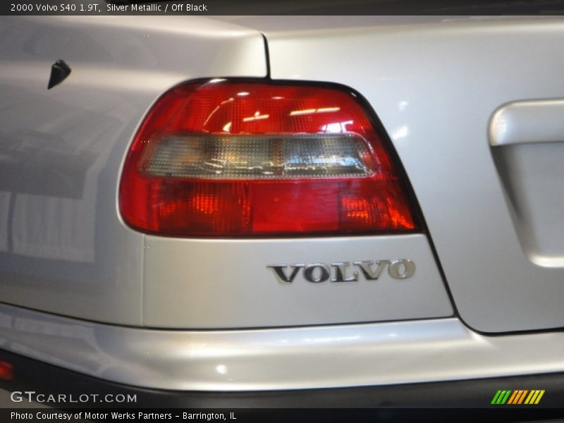 Silver Metallic / Off Black 2000 Volvo S40 1.9T