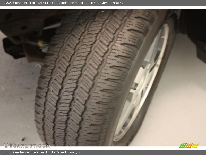 Sandstone Metallic / Light Cashmere/Ebony 2005 Chevrolet TrailBlazer LT 4x4
