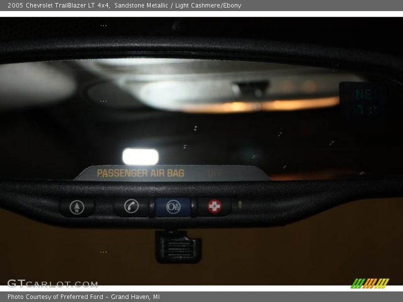 Sandstone Metallic / Light Cashmere/Ebony 2005 Chevrolet TrailBlazer LT 4x4