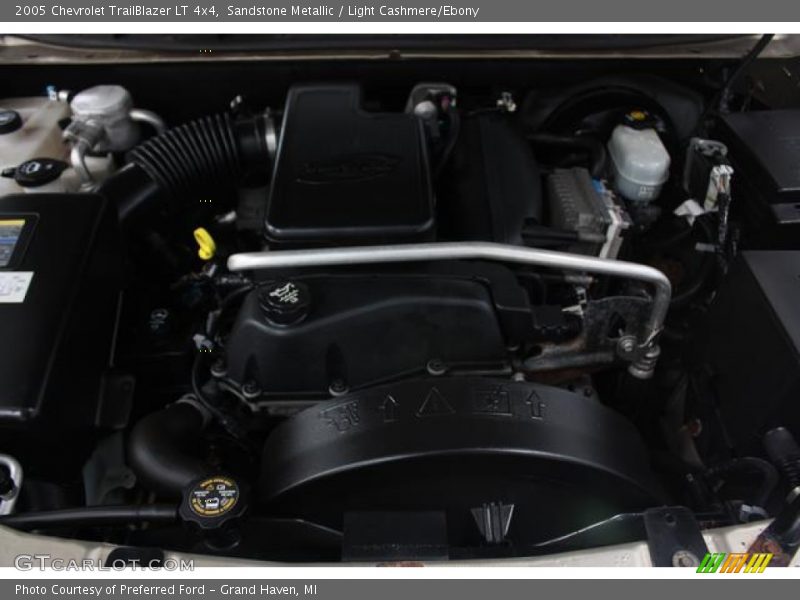 Sandstone Metallic / Light Cashmere/Ebony 2005 Chevrolet TrailBlazer LT 4x4