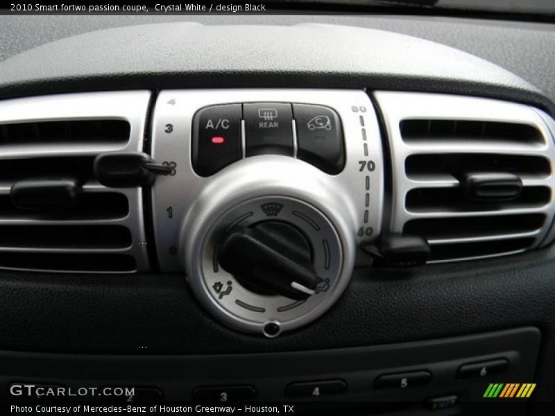 Crystal White / design Black 2010 Smart fortwo passion coupe