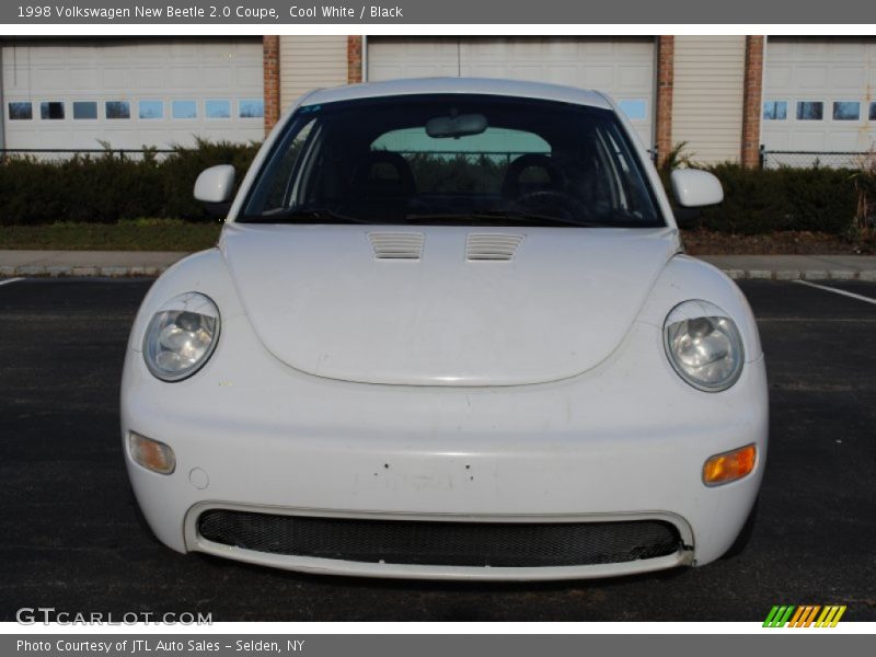 Cool White / Black 1998 Volkswagen New Beetle 2.0 Coupe