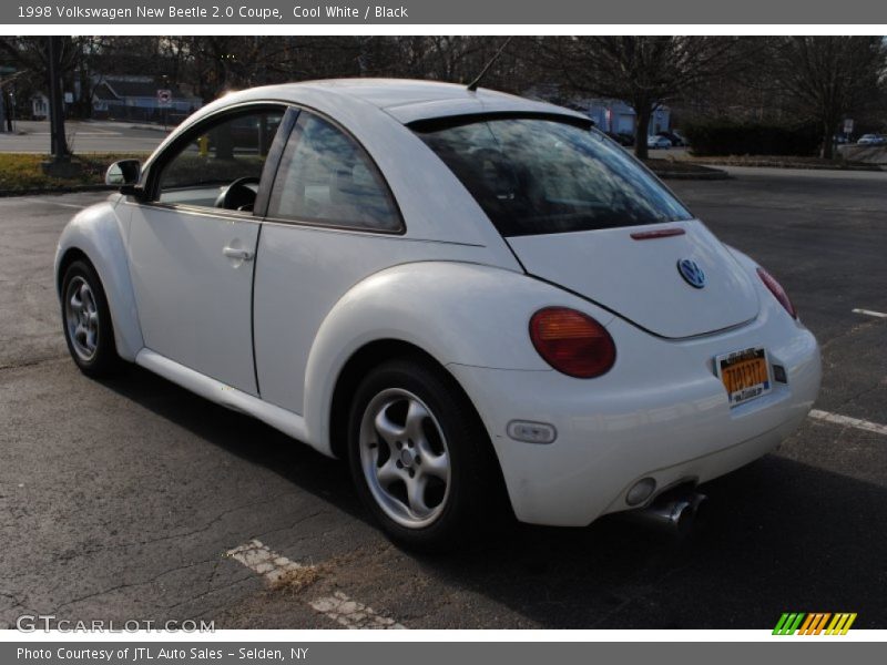 Cool White / Black 1998 Volkswagen New Beetle 2.0 Coupe
