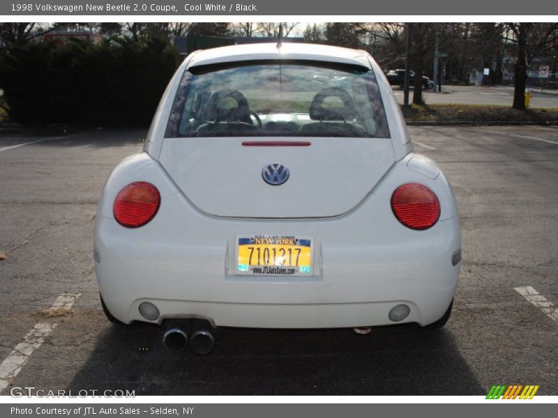 Cool White / Black 1998 Volkswagen New Beetle 2.0 Coupe