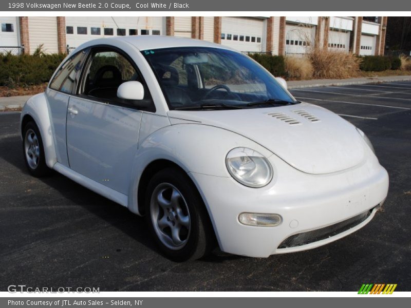 Cool White / Black 1998 Volkswagen New Beetle 2.0 Coupe