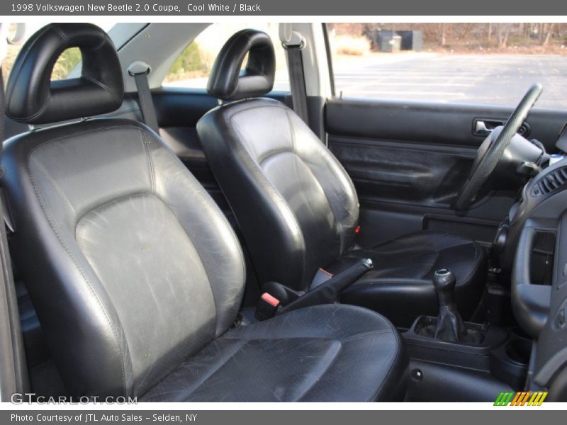 Cool White / Black 1998 Volkswagen New Beetle 2.0 Coupe