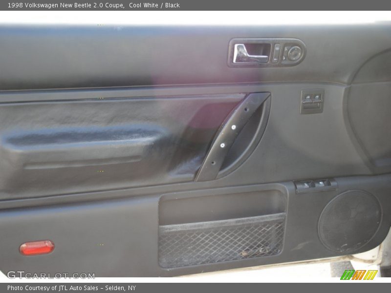 Cool White / Black 1998 Volkswagen New Beetle 2.0 Coupe