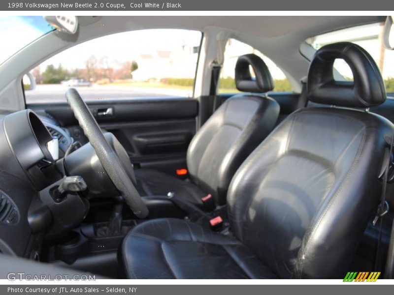 Cool White / Black 1998 Volkswagen New Beetle 2.0 Coupe