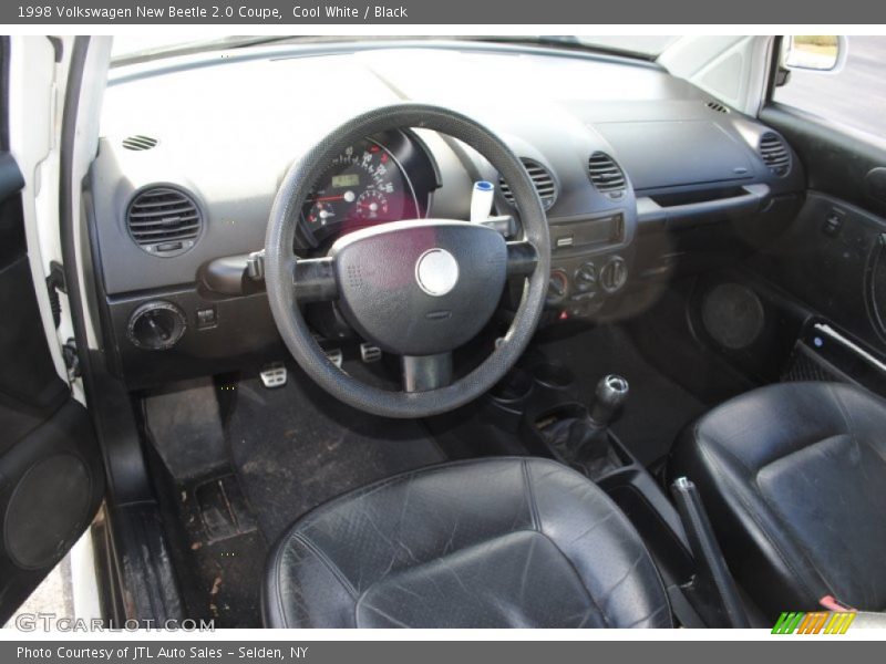 Cool White / Black 1998 Volkswagen New Beetle 2.0 Coupe