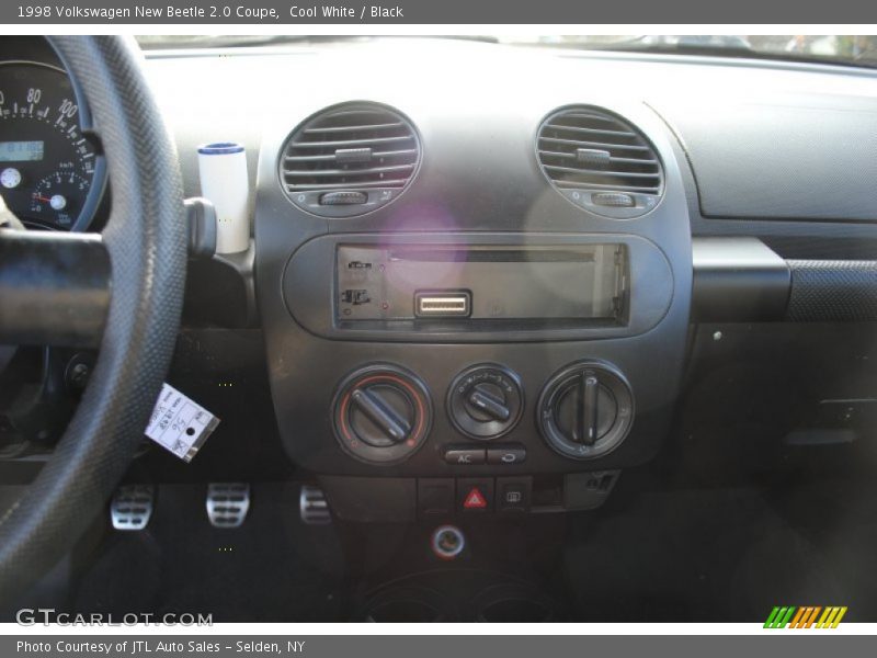 Cool White / Black 1998 Volkswagen New Beetle 2.0 Coupe