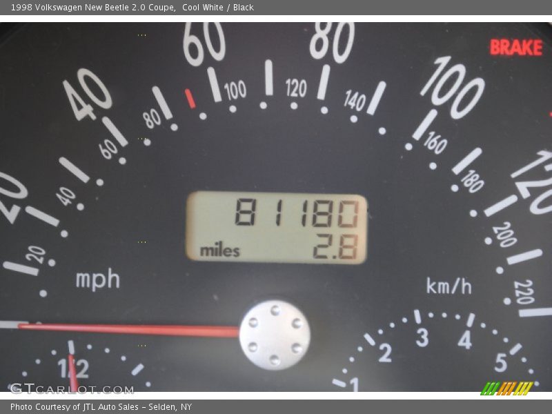 Cool White / Black 1998 Volkswagen New Beetle 2.0 Coupe