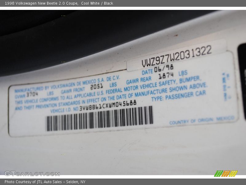 Cool White / Black 1998 Volkswagen New Beetle 2.0 Coupe