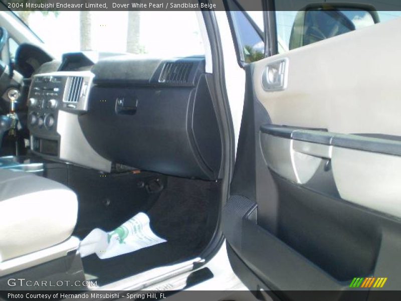 Dover White Pearl / Sandblast Beige 2004 Mitsubishi Endeavor Limited