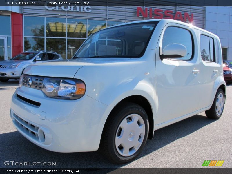 White Pearl / Light Gray 2011 Nissan Cube 1.8 S