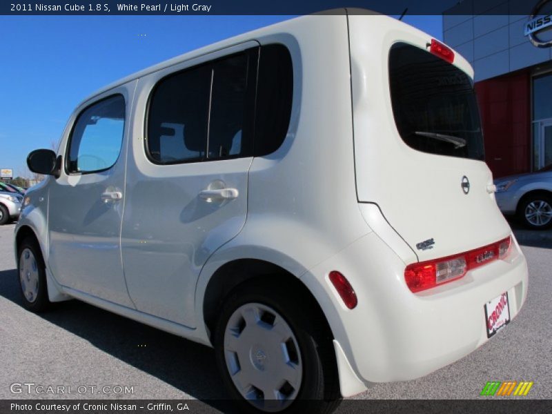 White Pearl / Light Gray 2011 Nissan Cube 1.8 S