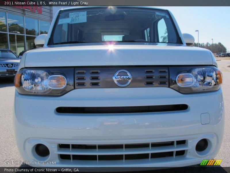 White Pearl / Light Gray 2011 Nissan Cube 1.8 S