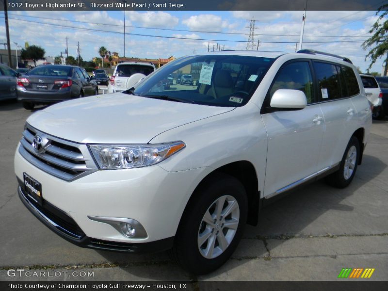 Blizzard White Pearl / Sand Beige 2012 Toyota Highlander SE