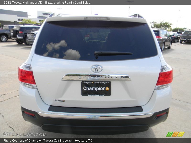 Blizzard White Pearl / Sand Beige 2012 Toyota Highlander SE