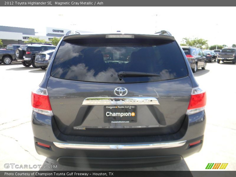Magnetic Gray Metallic / Ash 2012 Toyota Highlander SE