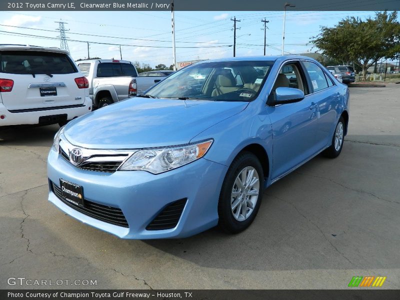 Front 3/4 View of 2012 Camry LE