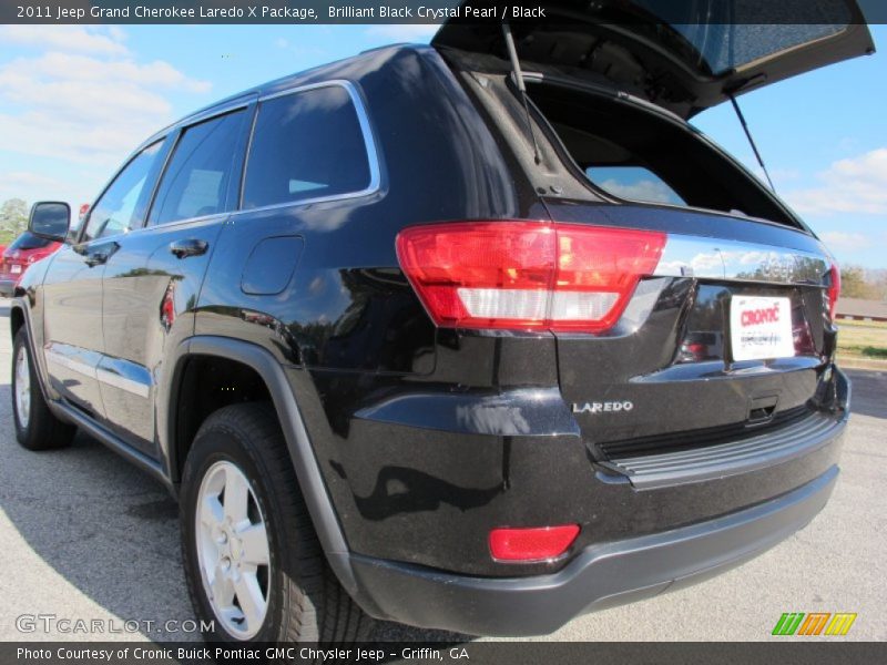 Brilliant Black Crystal Pearl / Black 2011 Jeep Grand Cherokee Laredo X Package