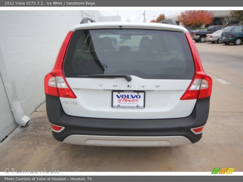 Ice White / Sandstone Beige 2012 Volvo XC70 3.2