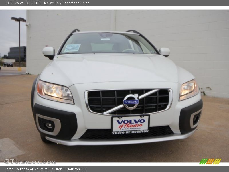 Ice White / Sandstone Beige 2012 Volvo XC70 3.2