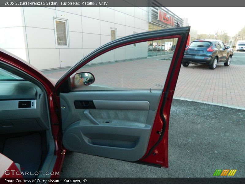 Fusion Red Metallic / Gray 2005 Suzuki Forenza S Sedan