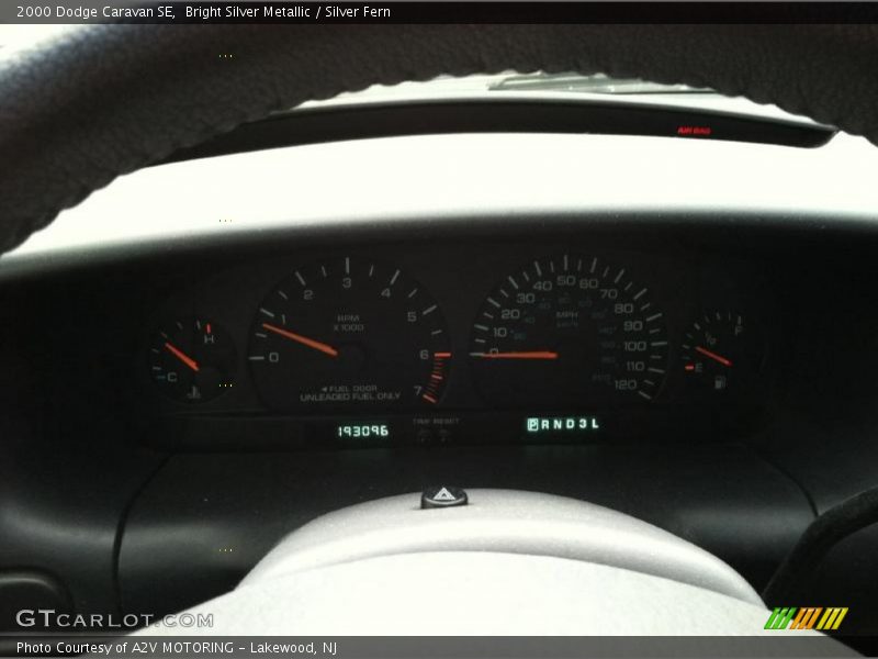 Bright Silver Metallic / Silver Fern 2000 Dodge Caravan SE
