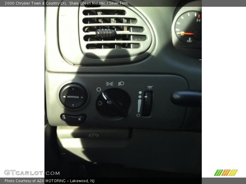 Shale Green Metallic / Silver Fern 2000 Chrysler Town & Country LXi