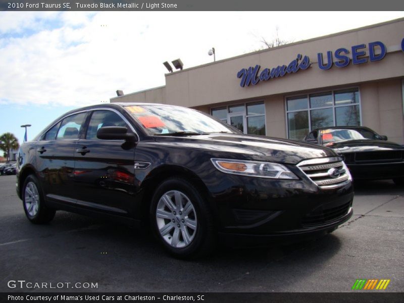 Tuxedo Black Metallic / Light Stone 2010 Ford Taurus SE