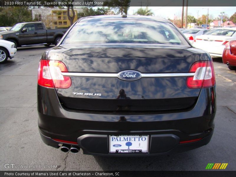 Tuxedo Black Metallic / Light Stone 2010 Ford Taurus SE