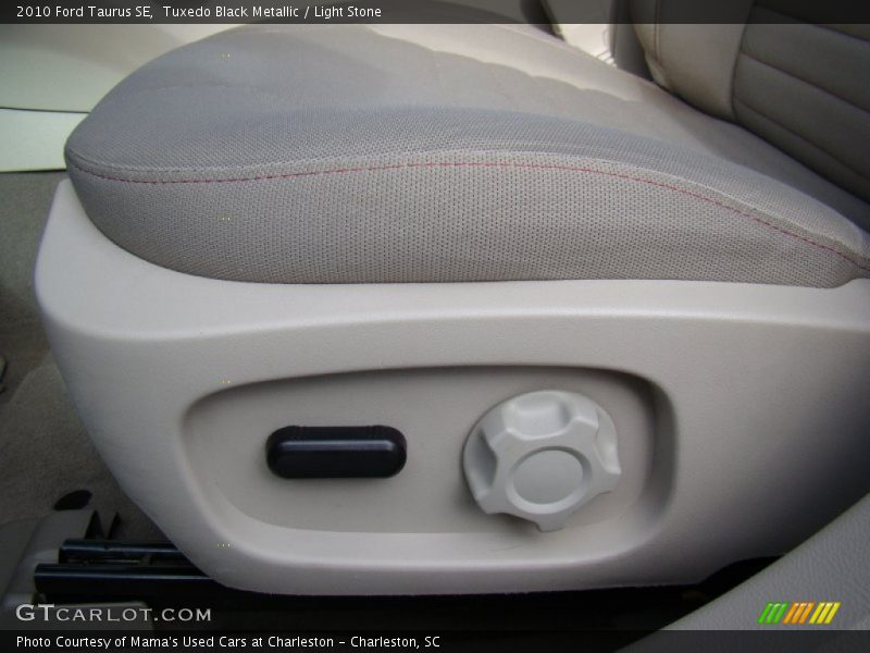 Tuxedo Black Metallic / Light Stone 2010 Ford Taurus SE