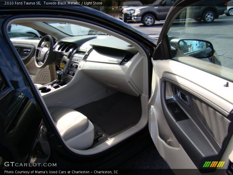 Tuxedo Black Metallic / Light Stone 2010 Ford Taurus SE