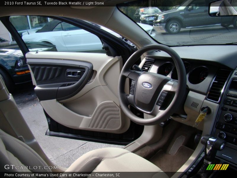 Tuxedo Black Metallic / Light Stone 2010 Ford Taurus SE