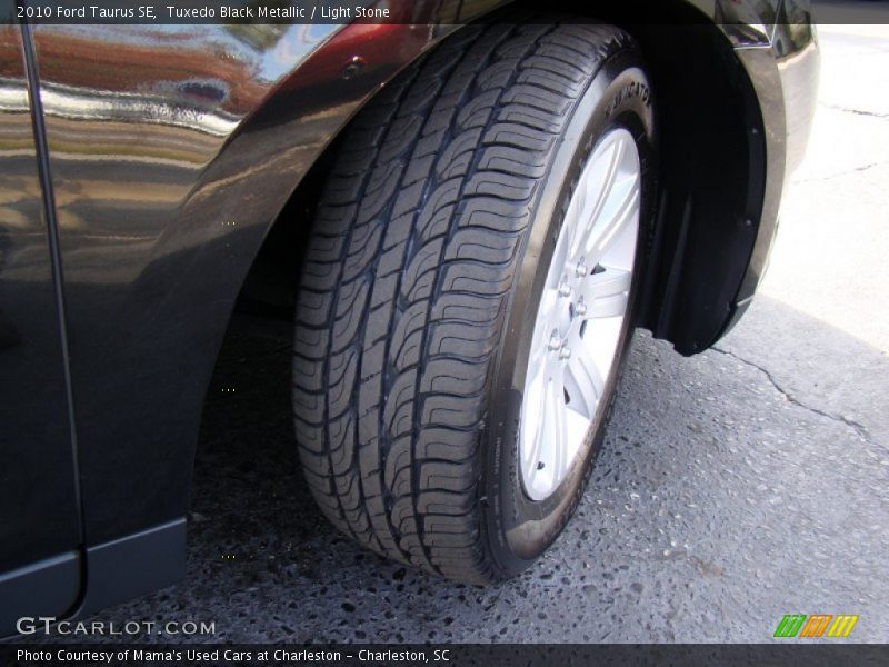 Tuxedo Black Metallic / Light Stone 2010 Ford Taurus SE