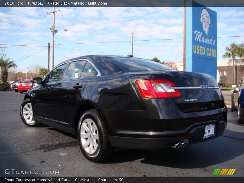 Tuxedo Black Metallic / Light Stone 2010 Ford Taurus SE