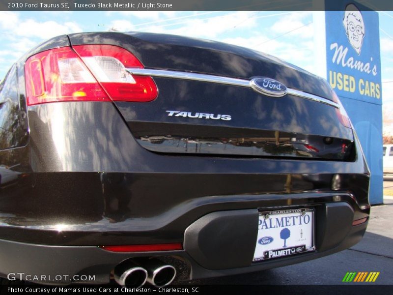 Tuxedo Black Metallic / Light Stone 2010 Ford Taurus SE