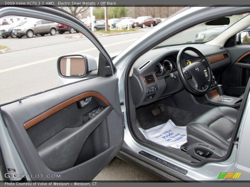Electric Silver Metallic / Off Black 2009 Volvo XC70 3.2 AWD