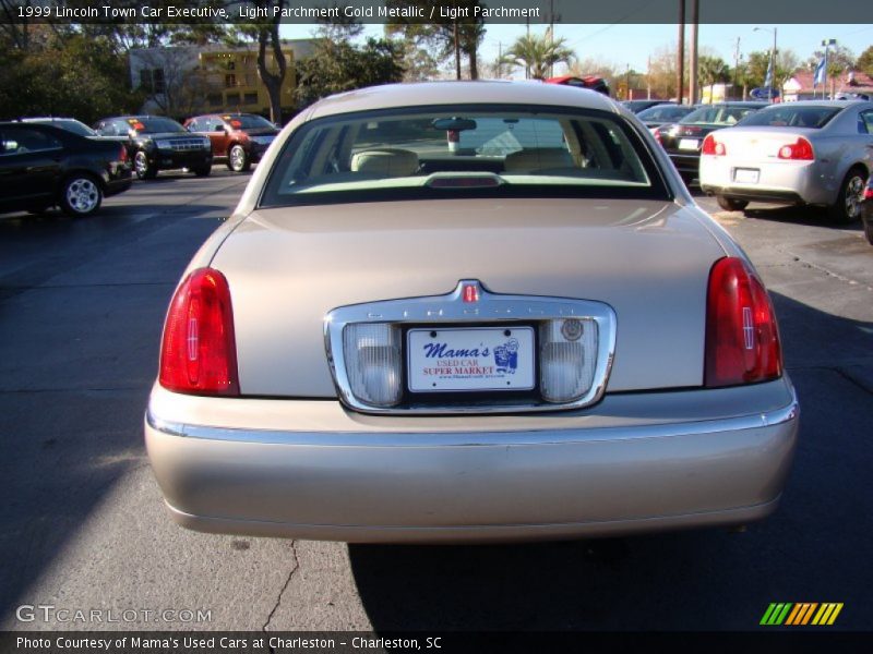 Light Parchment Gold Metallic / Light Parchment 1999 Lincoln Town Car Executive