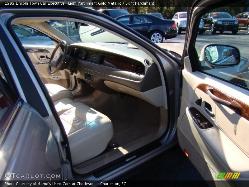 Light Parchment Gold Metallic / Light Parchment 1999 Lincoln Town Car Executive