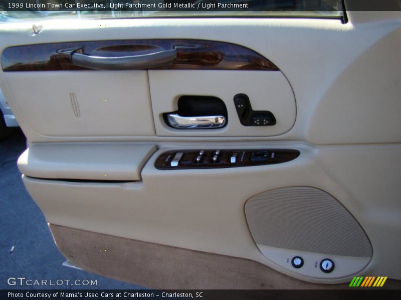 Light Parchment Gold Metallic / Light Parchment 1999 Lincoln Town Car Executive