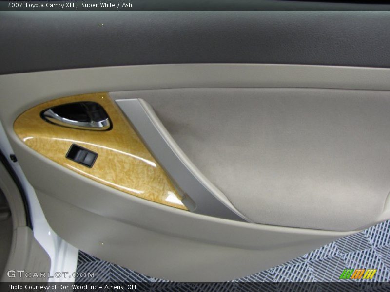 Super White / Ash 2007 Toyota Camry XLE