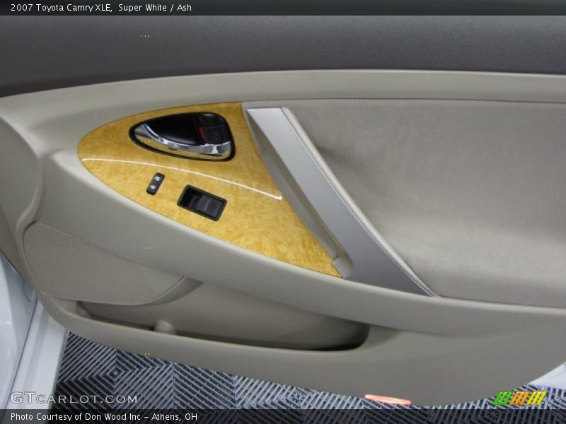 Super White / Ash 2007 Toyota Camry XLE