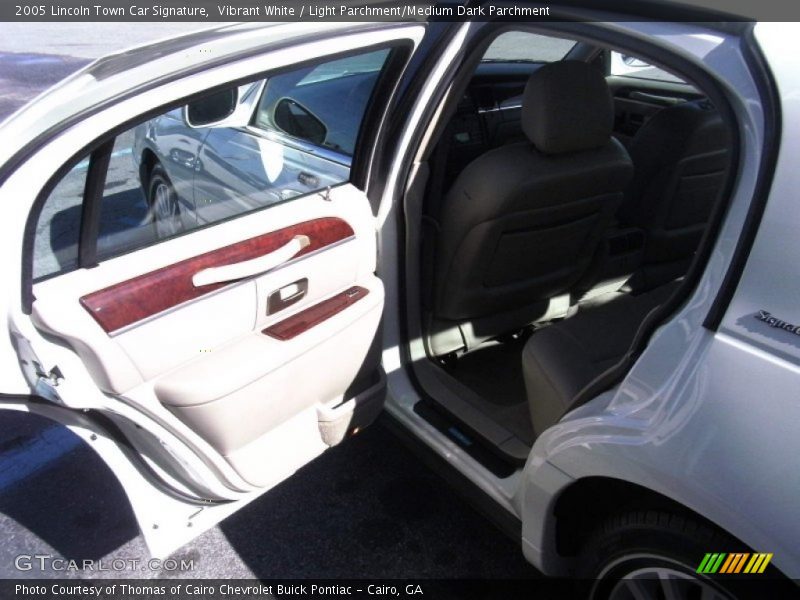 Vibrant White / Light Parchment/Medium Dark Parchment 2005 Lincoln Town Car Signature