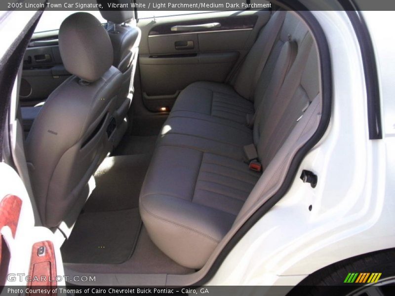 Vibrant White / Light Parchment/Medium Dark Parchment 2005 Lincoln Town Car Signature